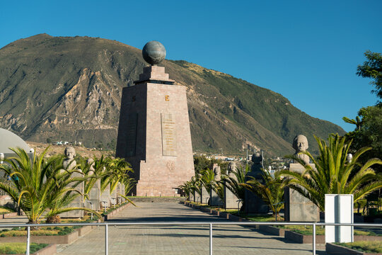Ciudad Mitad del Mundo, monumento icono que resalta la l&iacute;nea ecuatorial.