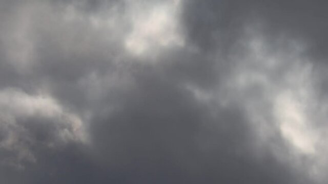 灰色の雨雲　流れる雲　等速