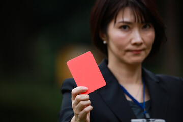 	レッドカードを出す女性社員