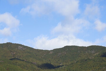 空と山