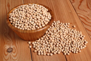 Whole yellow peas in wooden bowl