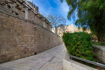Obraz premium jerusalem, israel. 04-12-2020. Narrow alleys with ancient Jerusalem stone houses, trees and gardens. In the Jewish Quarter
