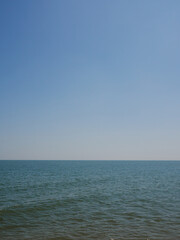Obraz premium Landscape view of sea and blue sky with copy space