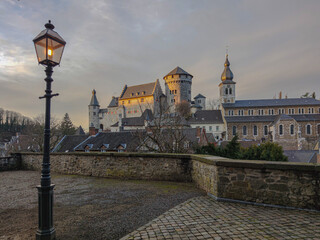 Die Altstadt und die Burg der Kupferstadt Stolberg bei Sonnenuntergang