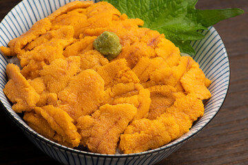 ウニ丼（テーブル）
