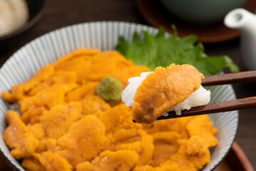 ウニ丼（テーブル）