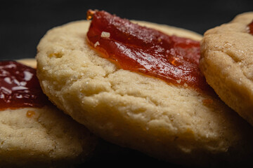 primer plano macro de galleta de masa de vainilla membrillo pepas fondo oscuro cordoba argentina