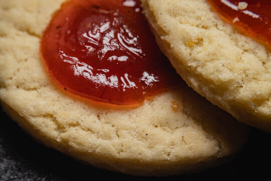 primer plano macro de galleta de masa de vainilla membrillo pepas fondo oscuro cordoba argentina