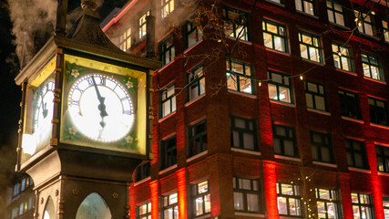 Fototapeta na wymiar 夜のバンクーバーのダウンタウンと有名な蒸気時計