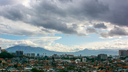 Fototapeta na wymiar Dramatic cloud sky and city lanscape 