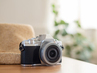 テーブルの上のデジタルカメラと帽子