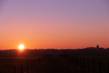 Obraz premium Sonnenuntergang mit Blick auf die Abtei in Kornelimünster