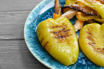 Plate with grilled bell pepper on wooden table