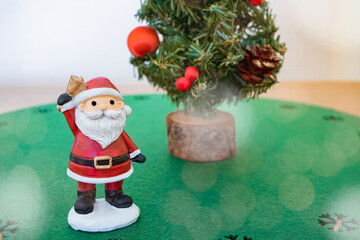 クリスマスのイメージ画像　サンタクロースとクリスマスツリー