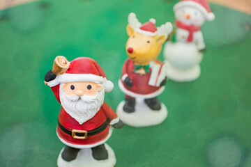 クリスマスのイメージ画像 整列するサンタクロースとトナカイと雪だるま