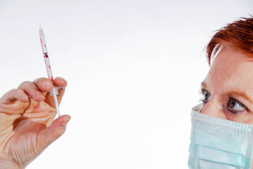 Medizinische Fachkraft bereitet eine Injektion zur Impfung vor