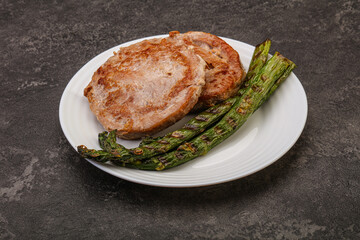 Grilled tuna steak with asparagus