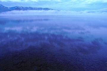 雲の浮かぶ空を水面に映す湖