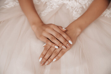 Obraz na płótnie Canvas Beautiful nude wedding bride manicure