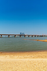 Obraz premium Sandy beach with sky in the city