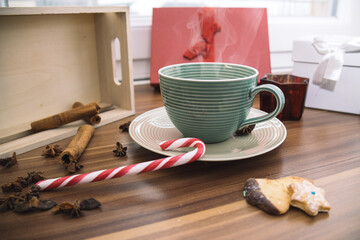 Tasse Tee mit Weihnachtlicher Deko