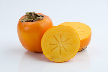 Gesunde tropische Kaki Früchte (lat.: Diospyros kaki) - auf einem weißen Hntergrund