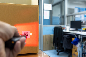 Mini wireless barcode reader, reads information from a QR code on the box. The QR code does not contain any information, links to websites or products.