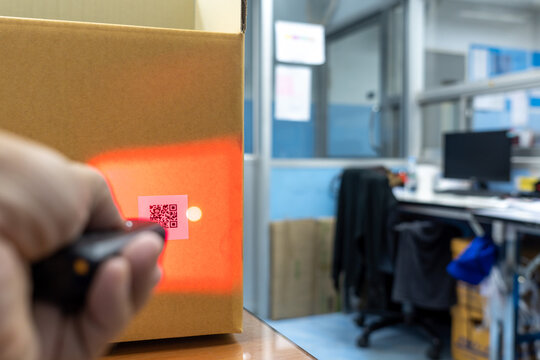 Mini wireless barcode reader, reads information from a QR code on the box. The QR code does not contain any information, links to websites or products. - Powered by Adobe