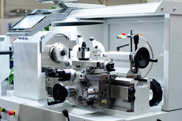 Precision Centre Lathes. Turning on a universal lathe, screw-cutting lathe.