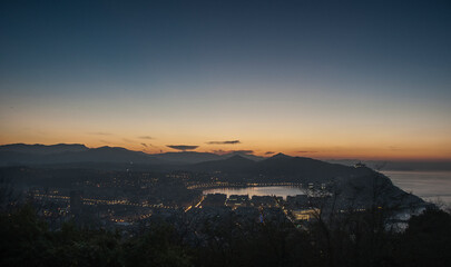 vista area de la ciudad de San Sebastian, País vasco oscureciendo