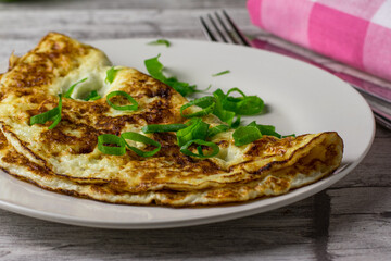 Eiweiß Omelett mit Schnittlauch Röllchen auf einen Teller