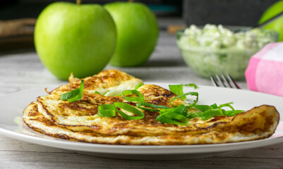 gebratenes Eiweiß Omelette mit Schnittlauch auf einen Teller