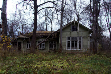 Plakat A very old, dilapitated, abandoned house, on a dark overcast day.