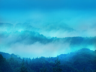 Fototapeta premium 朝の青い山脈