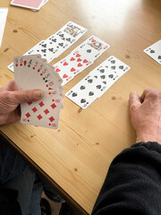 giocare a carte bar anziani circolo anziani azzardo carte gioco giocare 