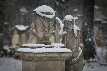 Grabstätte aus dem 19. Jahrhundert am Friedhof bedeckt mit Schnee