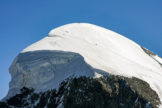 Wanderer auf einem Gletscher zu einem schneebedeckten Gipel