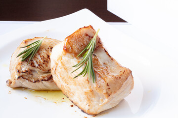 Solomillo de cerdo  con oregano, cista cenital. Pork tenderloin with oregano, top view.