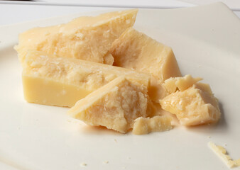 queso parmesano cortado, vista cenital. Parmesan cheese sliced, overhead view.