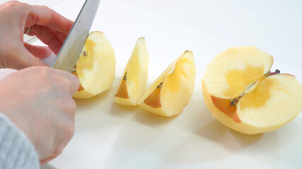 林檎を包丁でくし切りにしていく様子