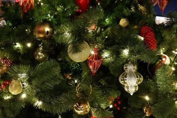 Obraz na płótnie Canvas Red and gold retro vintage christmas decorations on a christmas tree with lights