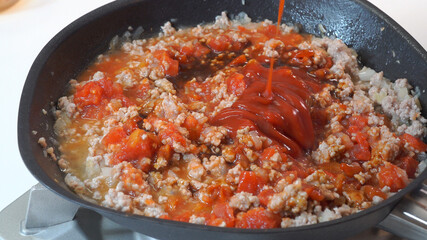 ミートソース作り　ケチャップを混ぜる様子