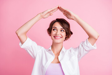 Naklejka premium Photo portrait of curious student keeping roof over head personal property cozy isolated on pink pastel color background