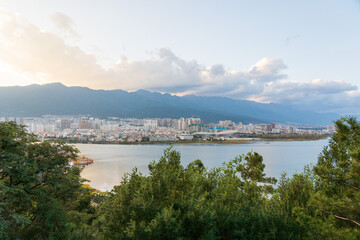 Fototapeta premium city skyline and lake