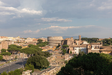 Obraz premium Panoramic view of city Rome with Roman forum and Colosseum from Vittoriano