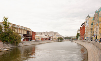 Obraz premium View of the Bolotnaya and Yakimanskaya embankments and Patriarchal bridge