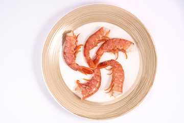 the ingredients to prepare the prawns on a white plate
