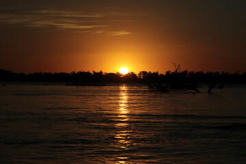 Naklejka premium Atardecer en el río