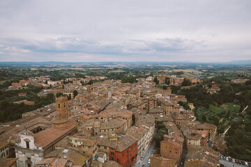 Naklejka premium Panoramic view of Siena city with historic buildings and streets