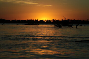 Atardecer en el río